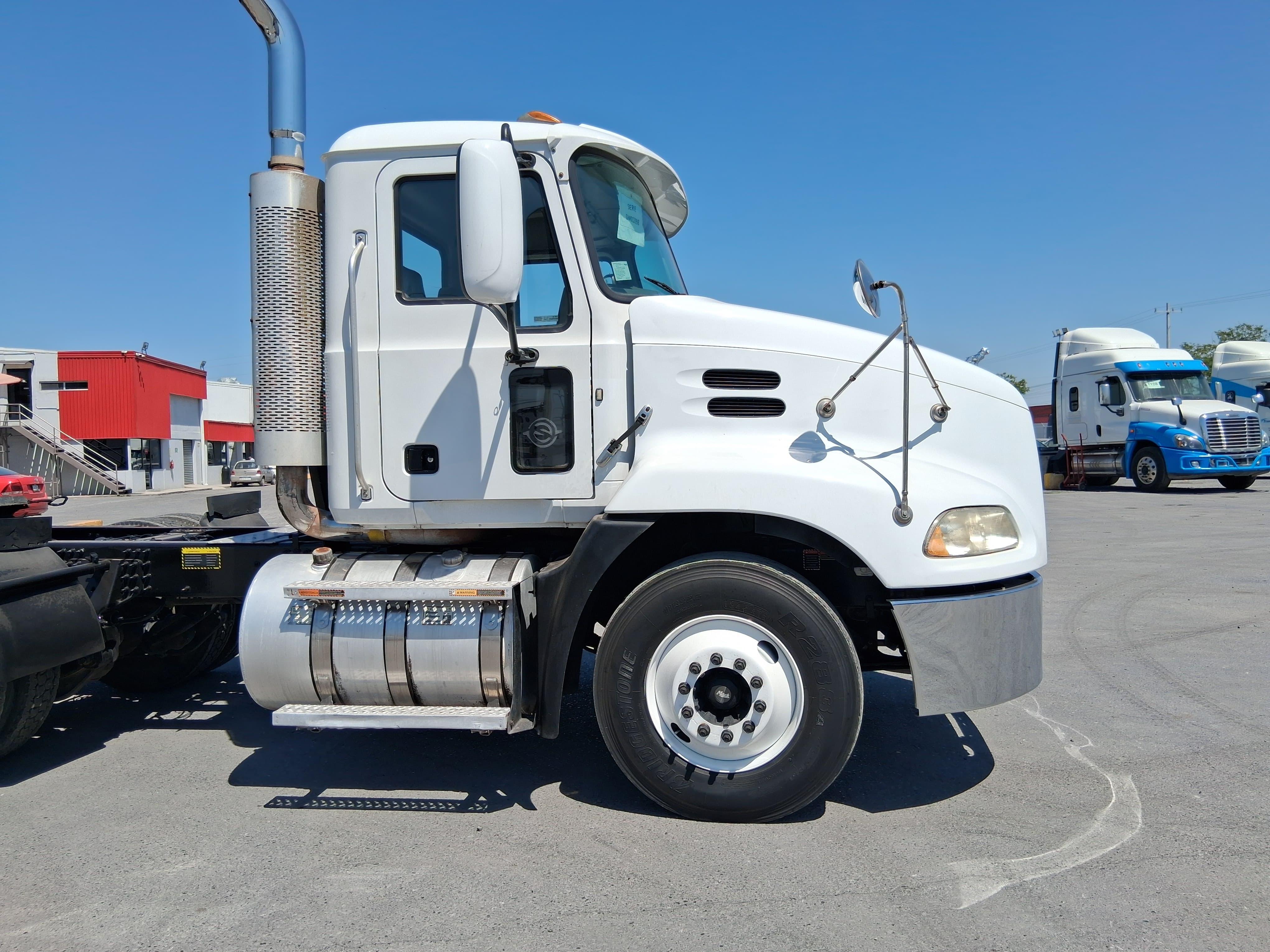 Mack CXU 613 Daycab